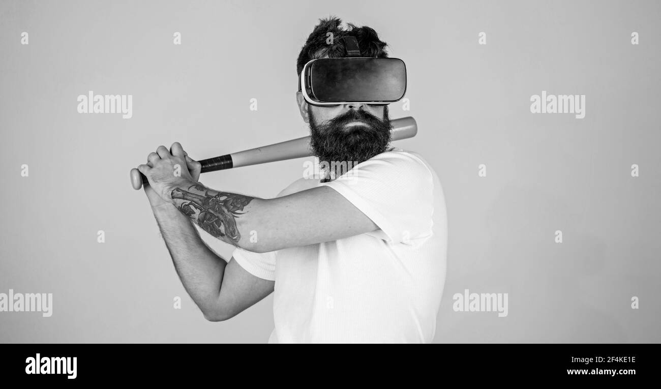 Hombre en gafas VR con barba de cintura baja y tatuaje posando con bate de  béisbol aislado sobre fondo gris. Jugador amateur entrenando habilidades de  bateo Fotografía de stock - Alamy