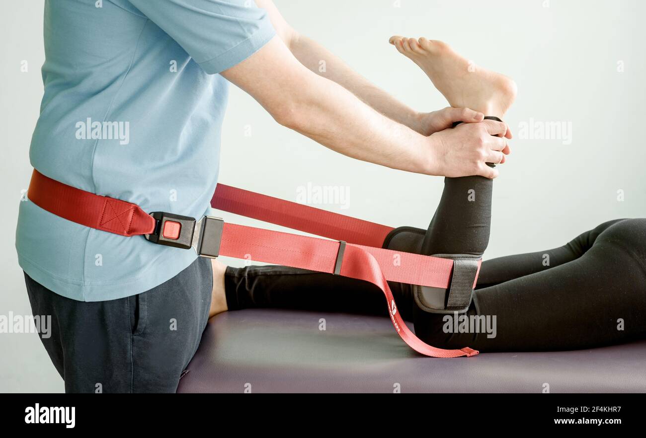 Tratamiento de fisioterapia con correa de movilización mulligan,  movilización articular y tratamiento del dolor Fotografía de stock - Alamy