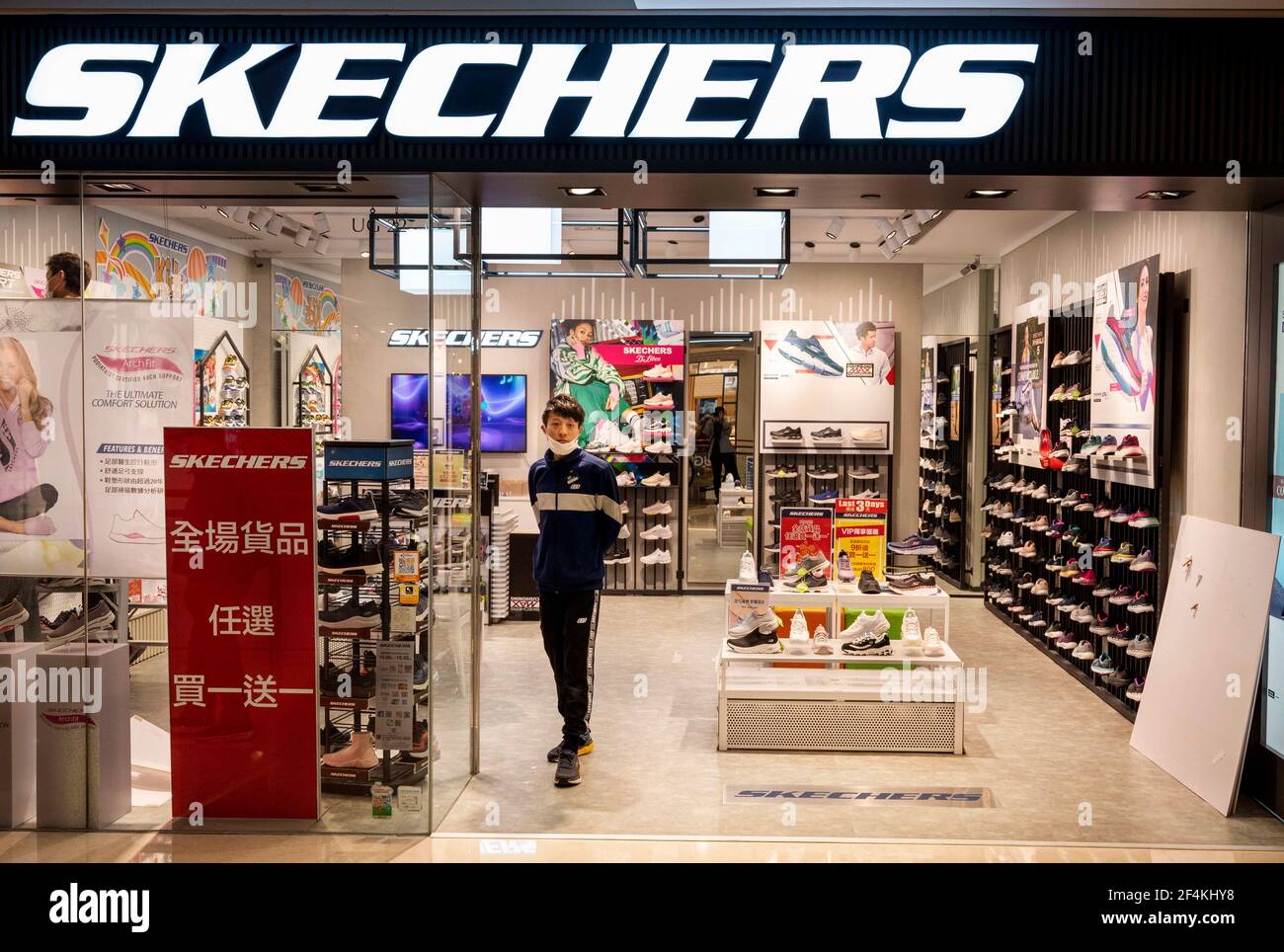 Hong, China. 26th de febrero de 2021. Marca de estilo de vida y calzado de  alto rendimiento estadounidense, tienda Skechers vista en Hong Kong.  Crédito: Budrul Chukrut/SOPA Images/ZUMA Wire/Alamy Live News Fotografía