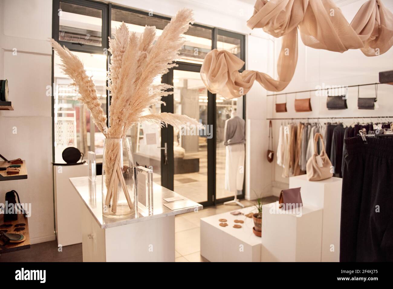 Interior de la boutique de ropa fotograf as e im genes de alta