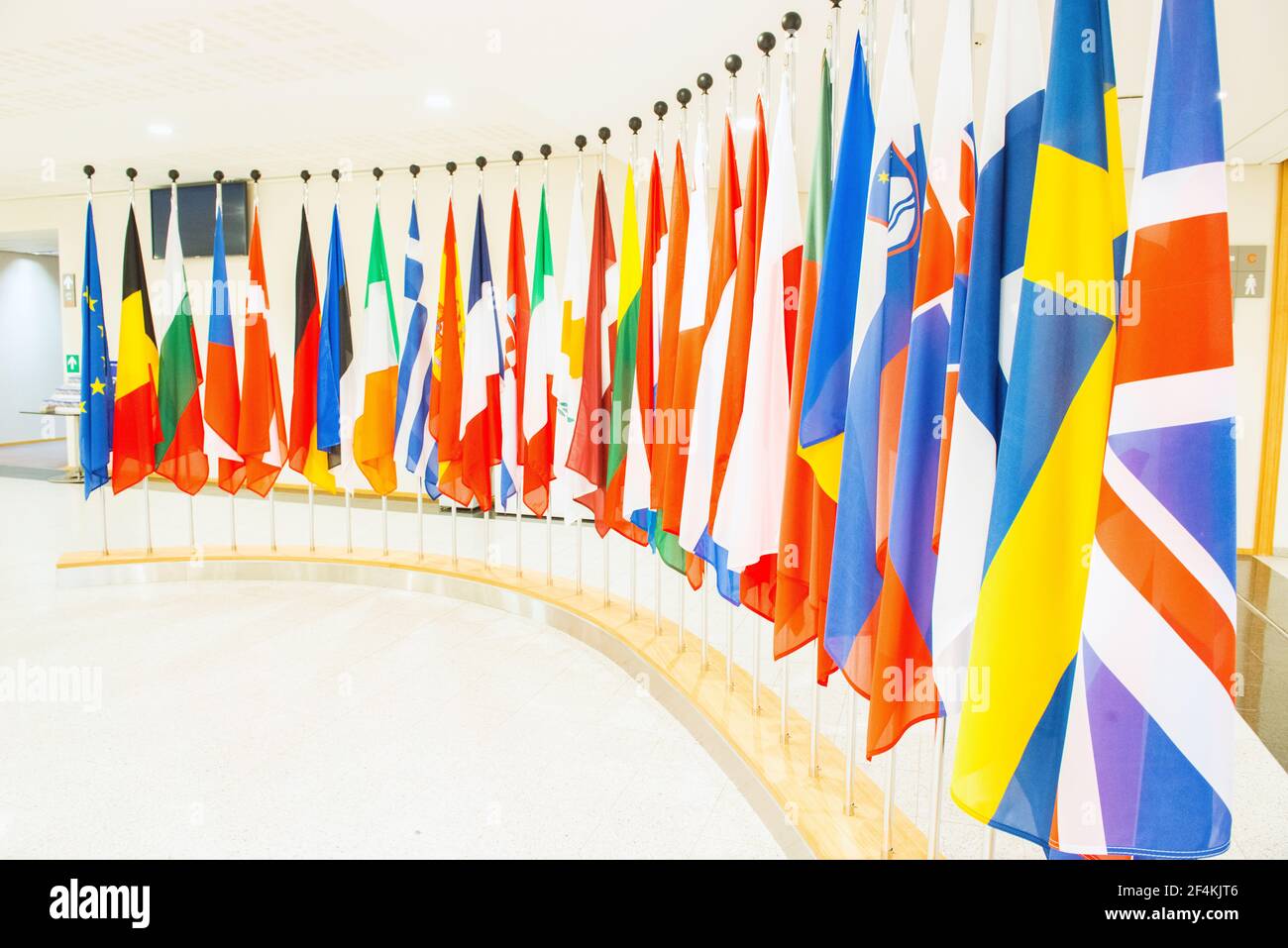 Bruselas, Bélgica. Fila de banderas de los estados miembros participantes dentro del Parlamento Europeo. Foto de stock