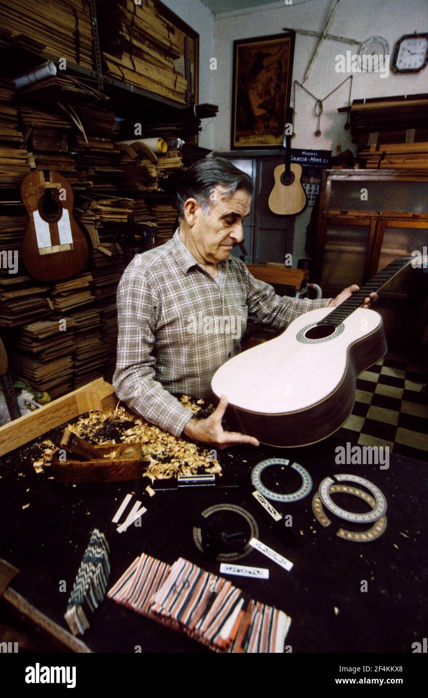 España - La Vega (distrito de Sevilla) - Andalucía - Sevilla. guitarra  maestro luthier Alberto Pantoja en su taller Fotografía de stock - Alamy