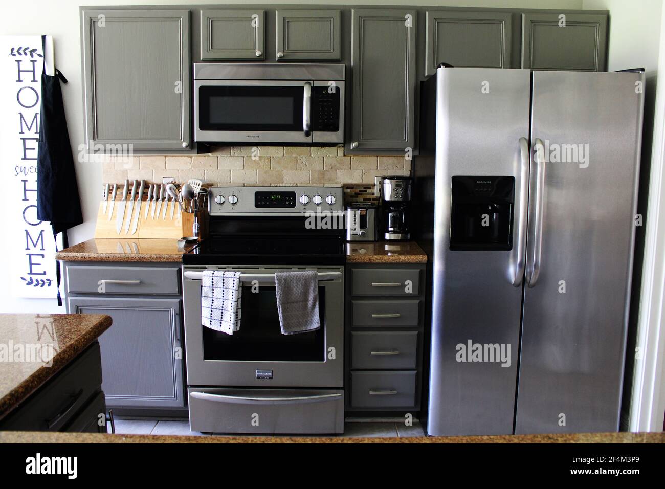 electrodomésticos de acero inoxidable en una sencilla cocina gris salvia  Fotografía de stock - Alamy