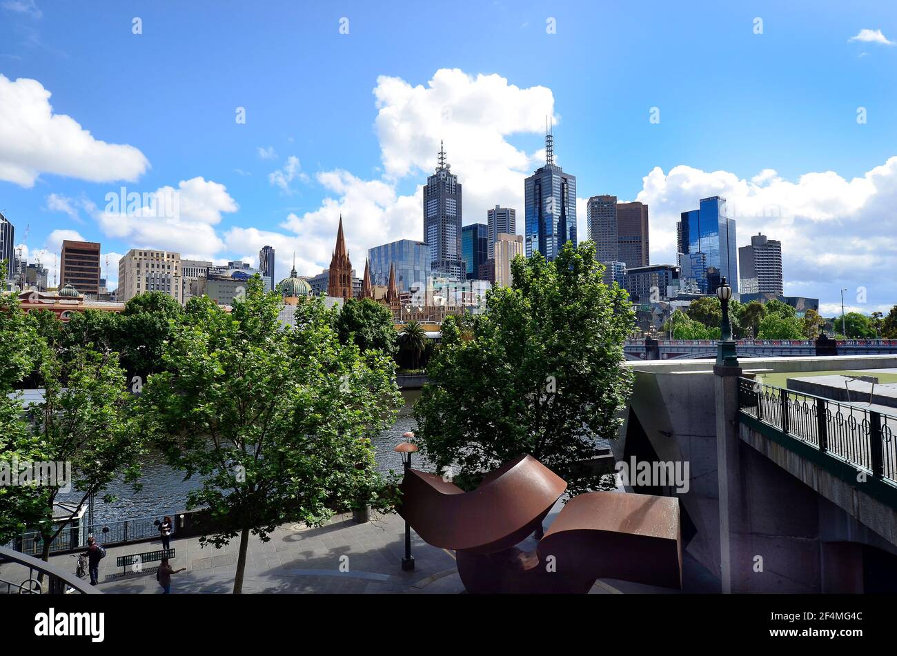 Melbourne, VIC, Australia - 04 de noviembre de 2017: Paisaje urbano a la Plaza de la Federación, la catedral de San Pablo y la estación de Flinders Street con el puente Princes Foto de stock