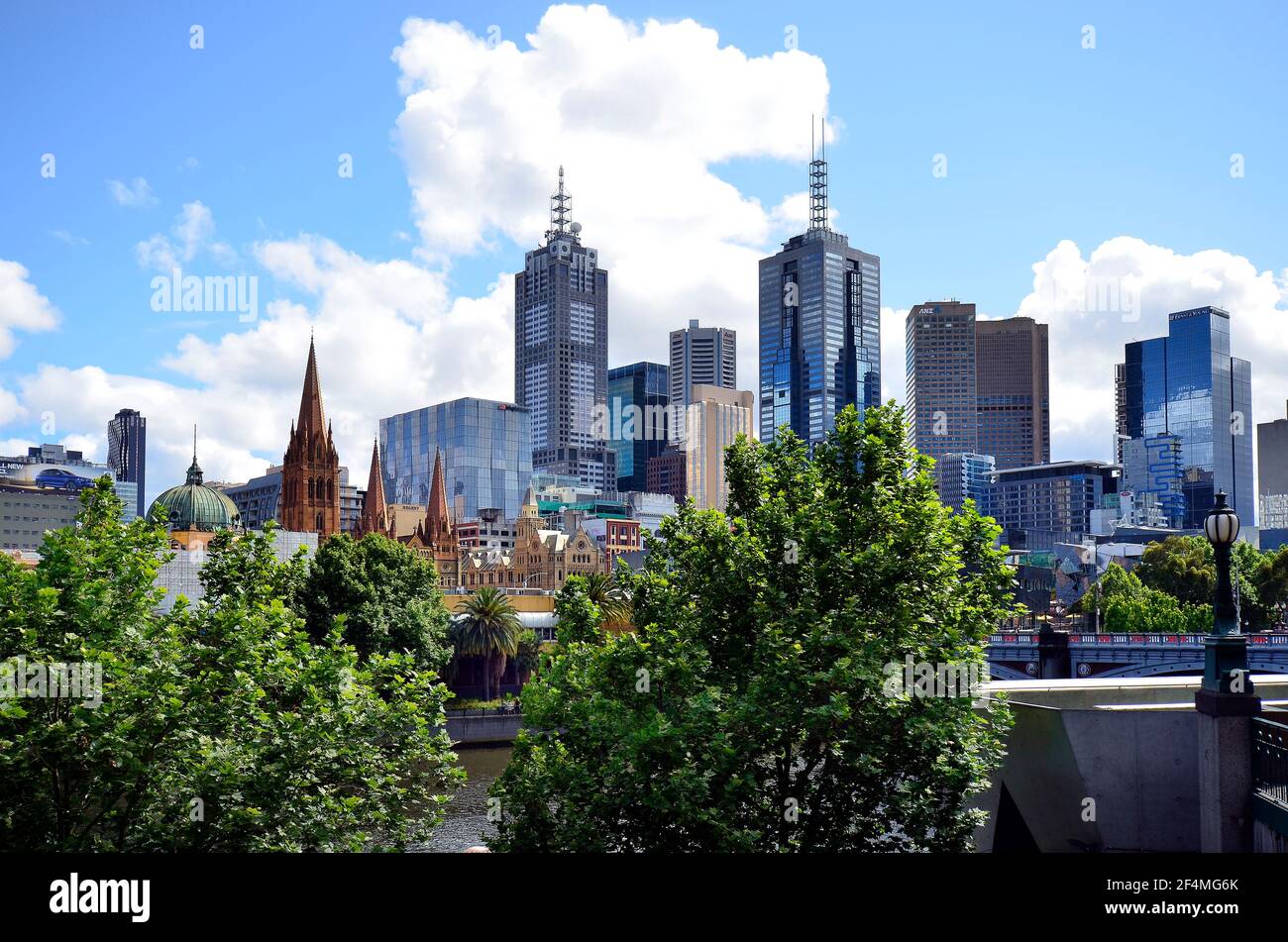 Melbourne, VIC, Australia - 04 de noviembre de 2017: Paisaje urbano a la Plaza de la Federación, la catedral de San Pablo y la estación de Flinders Street con el puente Princes Foto de stock
