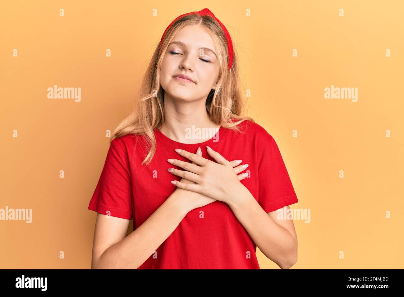 Hermosa niña caucásica con camiseta roja informal sonriendo