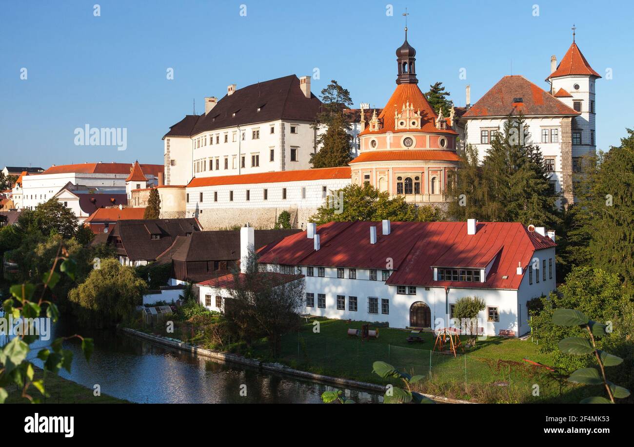 Castillo palacio y la ciudad de Jindrichuv Hradec vista por la tarde o temprano por la noche, Bohemia del Sur, república Checa Foto de stock