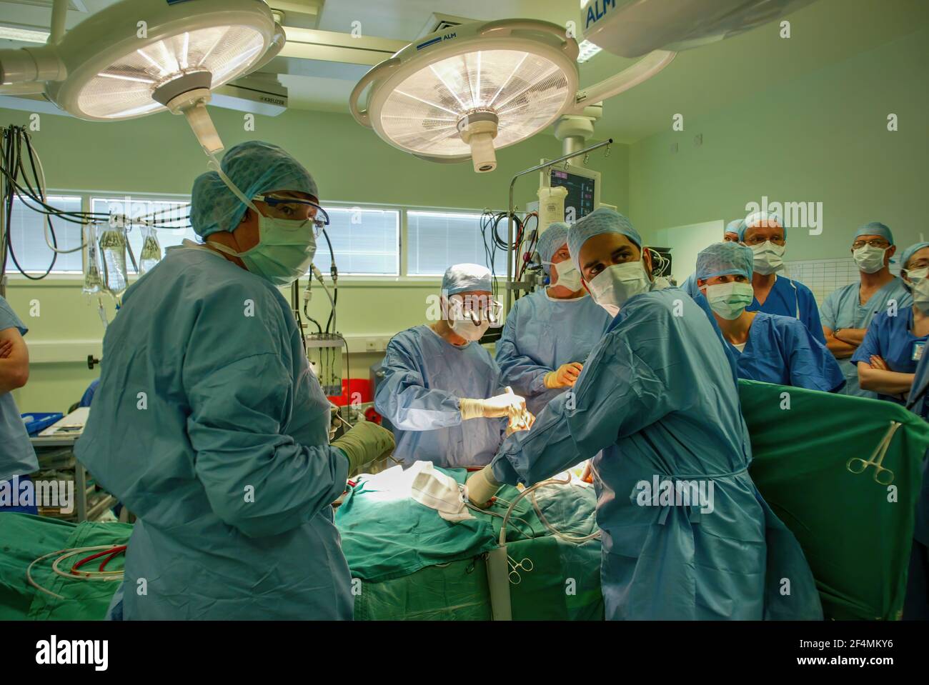 Cardiólogo consultor Ciro Campanella (con óptica), y su equipo, realizando cirugía cardíaca en Edinburgh Royal Infirmary, Edimburgo, Escocia Foto de stock