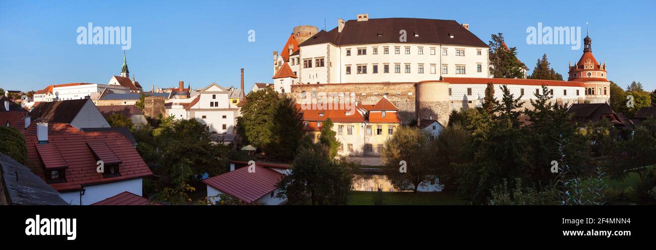 Castillo palacio y la ciudad de Jindrichuv Hradec vista por la tarde o temprano por la noche, Bohemia del Sur, república Checa Foto de stock