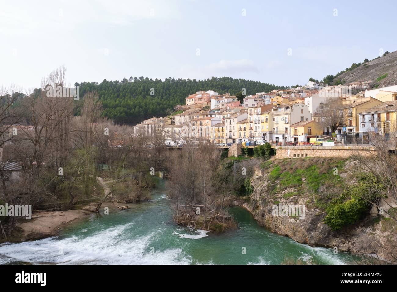 Río Jucar y casas en Cuenca, España Fotografía de stock - Alamy
