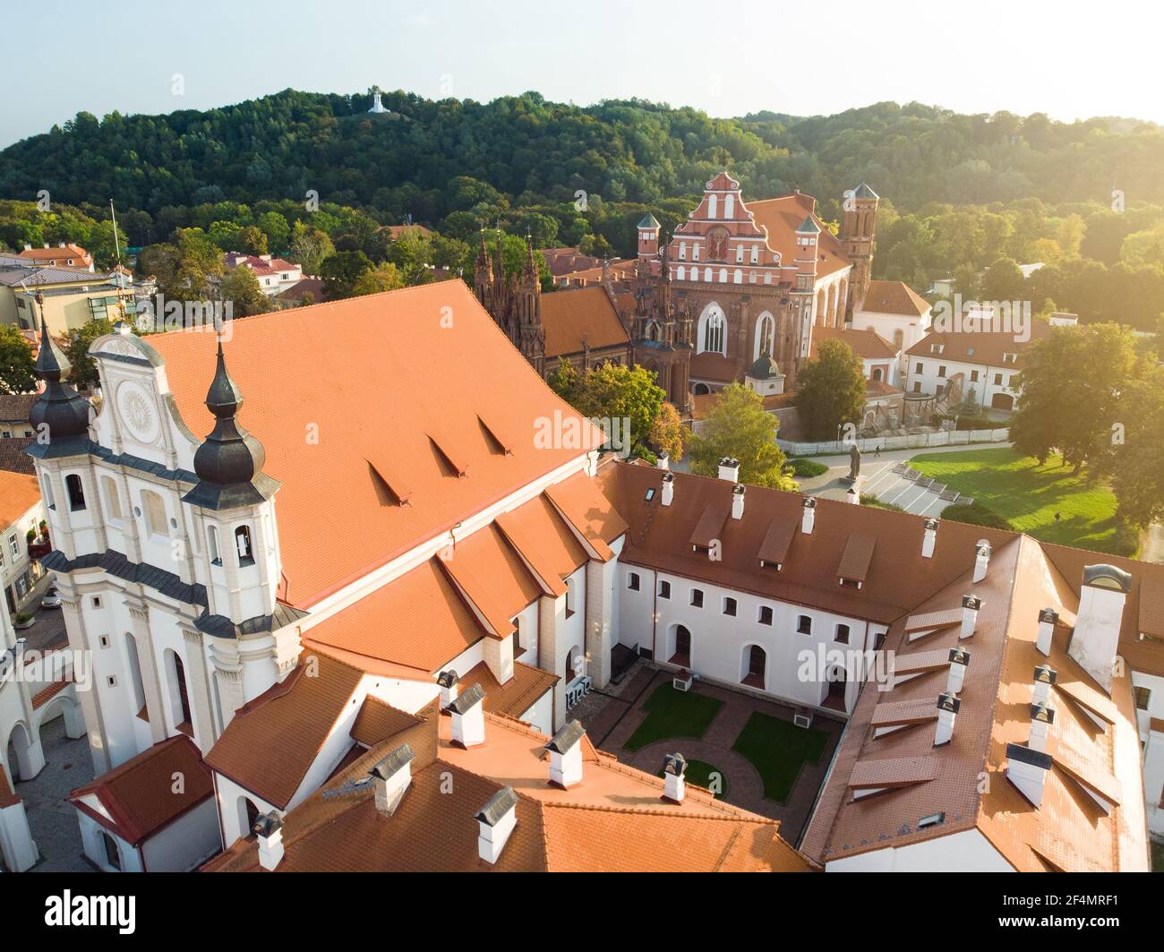 Vista aérea del casco antiguo de Vilnius, una de las ciudades medievales más grandes del norte de Europa. Paisaje veraniego del casco antiguo de la ciudad, inscrito en la UNESCO Foto de stock