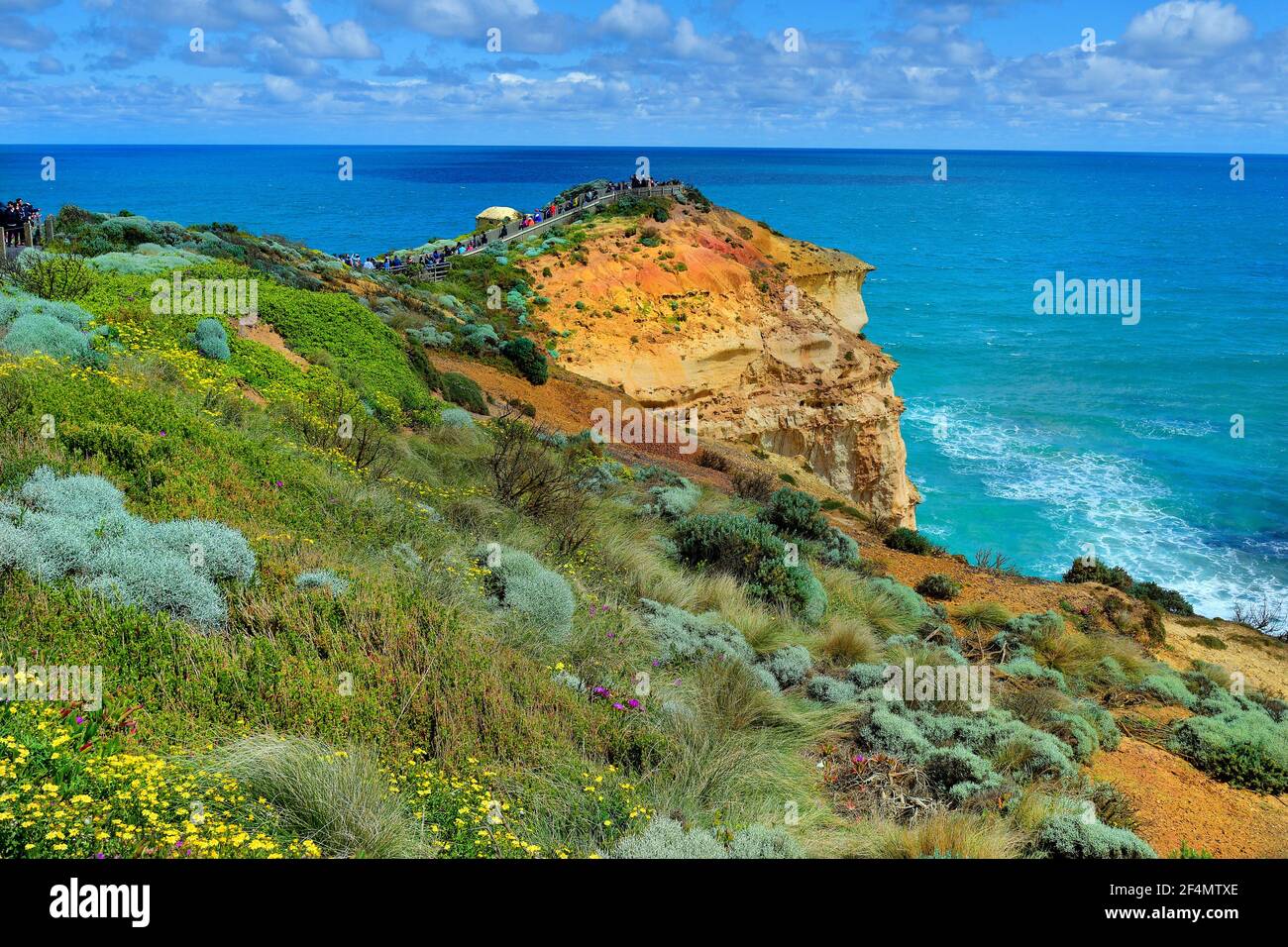 Princetown, VIC, Australia - 06 de noviembre de 2017: Turistas no identificados en punto de observación Castle Rock for Twelve Apostles formación de rocas en Great Oce Foto de stock