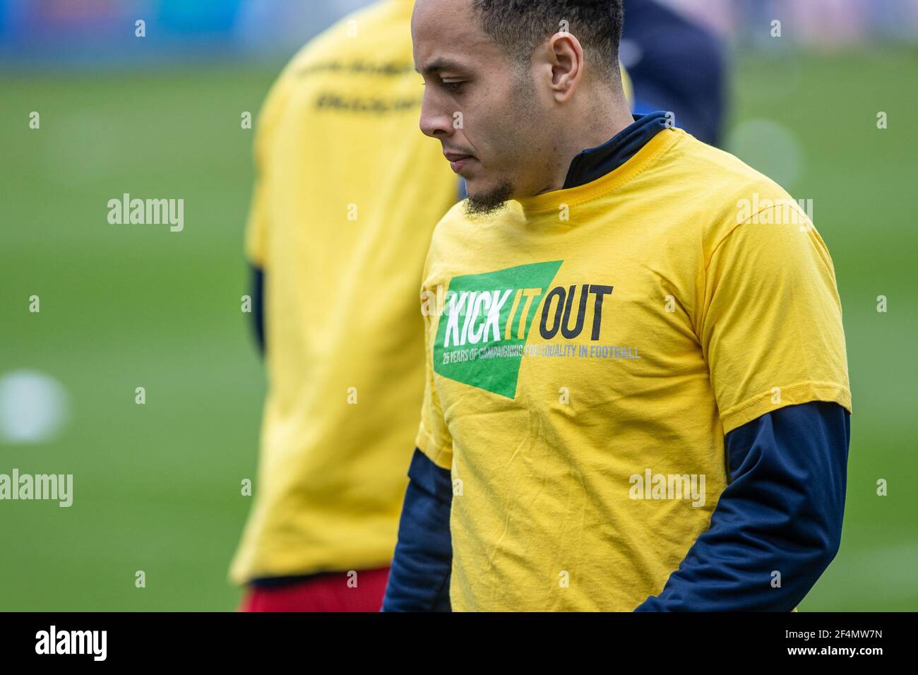 Futbolista con Kick It Out anti racismo camiseta durante sesión de preparación previa Foto de stock