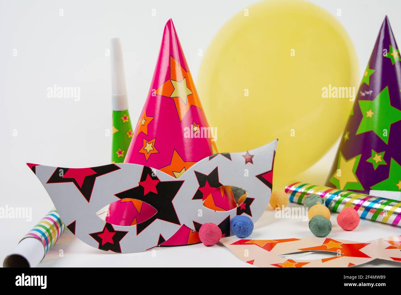 Coloridos artículos de fiesta para cumpleaños o carnaval sobre fondo blanco  Fotografía de stock - Alamy