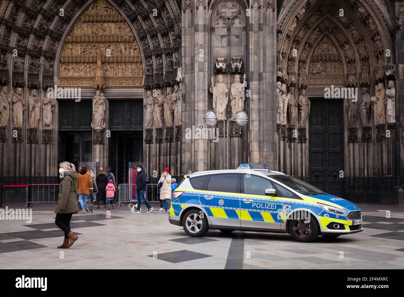Coche de policía en frente de la catedral de Colonia, Alemania. Polizeiwagen vor dem Dom, Koeln, Deutschland. Foto de stock