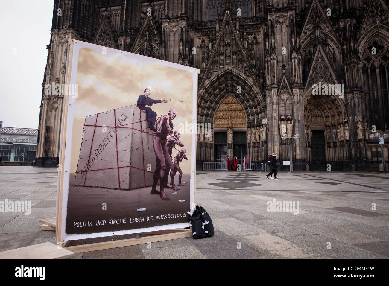 Los representantes de las víctimas protestan contra la vacilante revelación de casos de abuso por parte de funcionarios de la iglesia con un cartel en frente de la catedral, Colonia, Germ Foto de stock