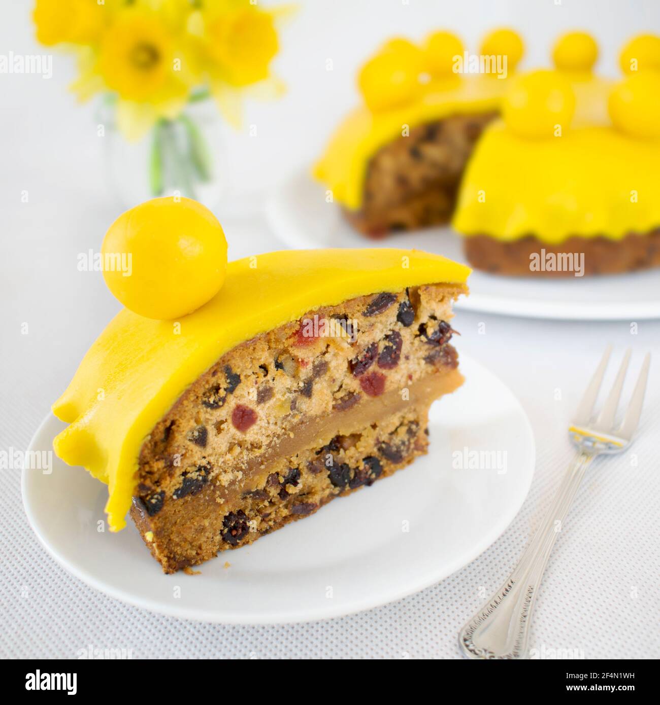 Simnel cake - Spanish Easter cake con frutos secos y mazapán. Foto de stock