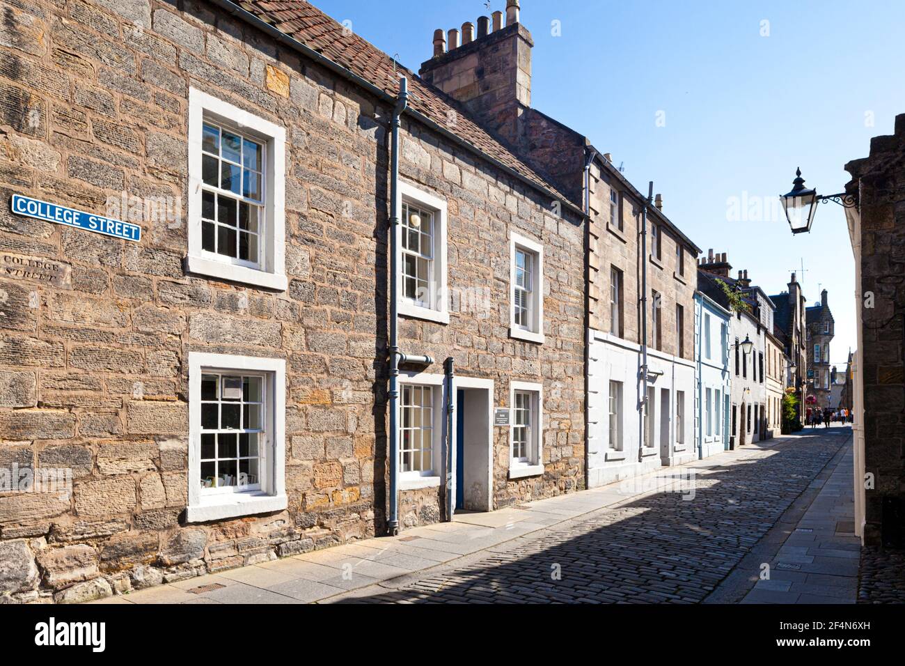 Edificios antiguos en College Street, St Andrews, Fife, Escocia, Reino Unido Foto de stock