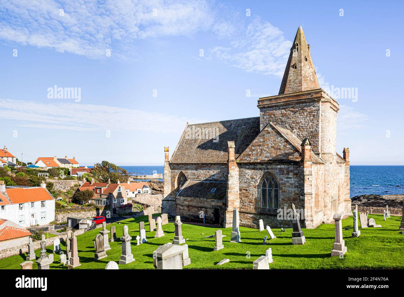 La iglesia parroquial de St Monans (también conocida como el Auld Kirk) está a 20 metros del mar en St Monans, Fife, Escocia, Reino Unido Foto de stock