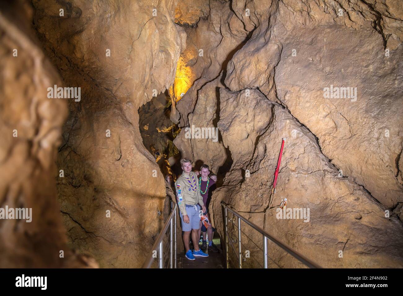 DOMZALE, ESLOVENIA - 16 de julio de 2019: Los Scouts están explorando esta cueva y el líder les está enseñando sobre Karst. Foto de stock