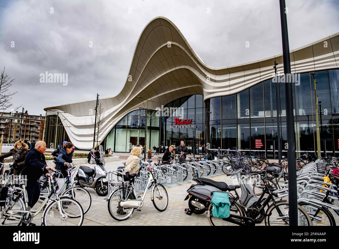 Westfield Mall de los países Bajos ha abierto, un centro comercial único,  totalmente cubierto y la experiencia de 117.000m² con un nivel de servicio  de cuatro estrellas. El centro comercial se ha