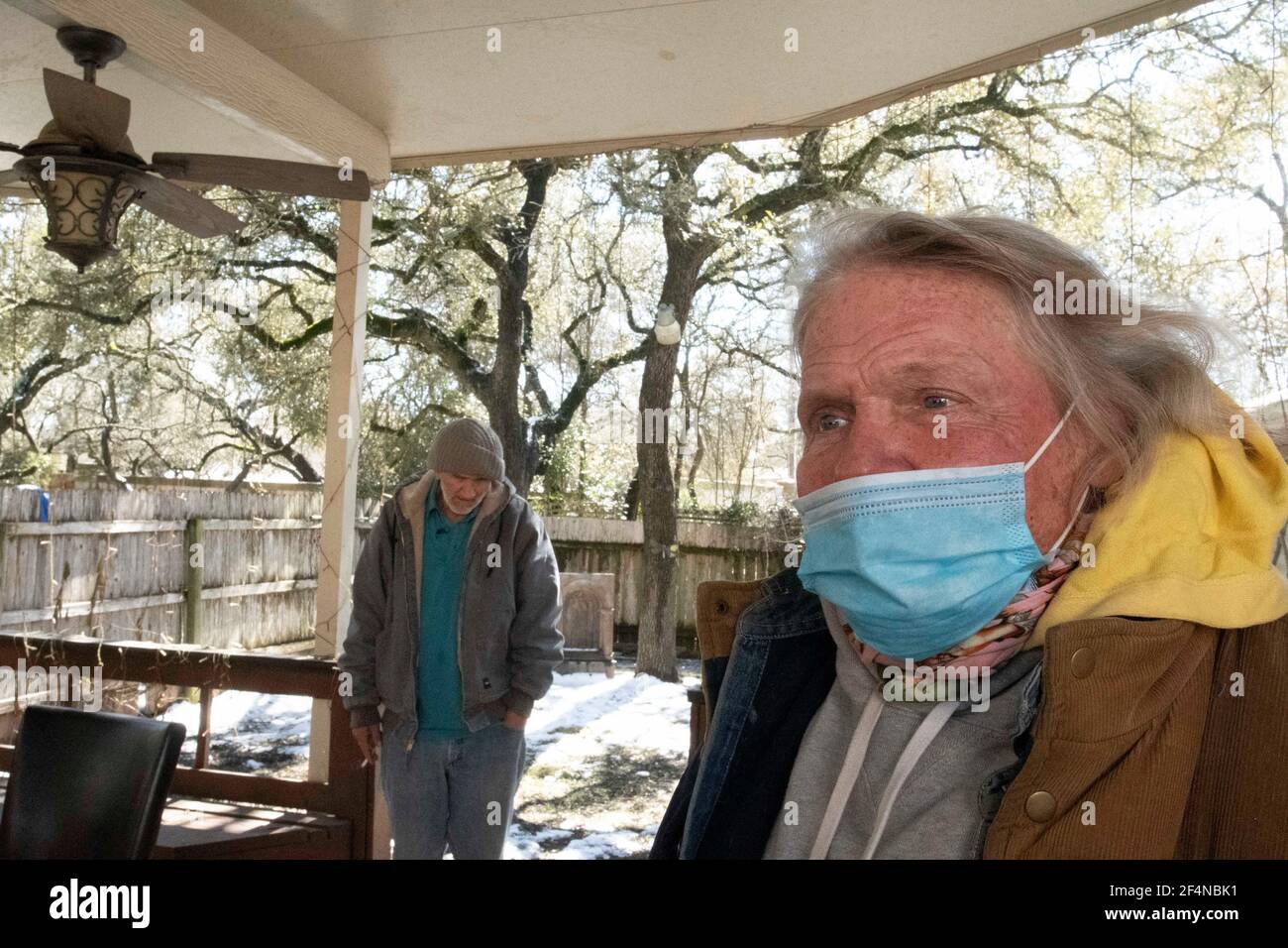 Austin, TX EE.UU. Feb 20, 2021: Veteranos sin hogar llegan para su primera noche a una casa sobria de gestión privada después de pasar una semana en un refugio cálido dirigido por la iglesia durante el reciente y severo clima invernal de Austin. Los miembros de la Iglesia organizaron el nuevo alojamiento después de que ambos hombres solicitaban ayuda para su alcoholismo. Foto de stock