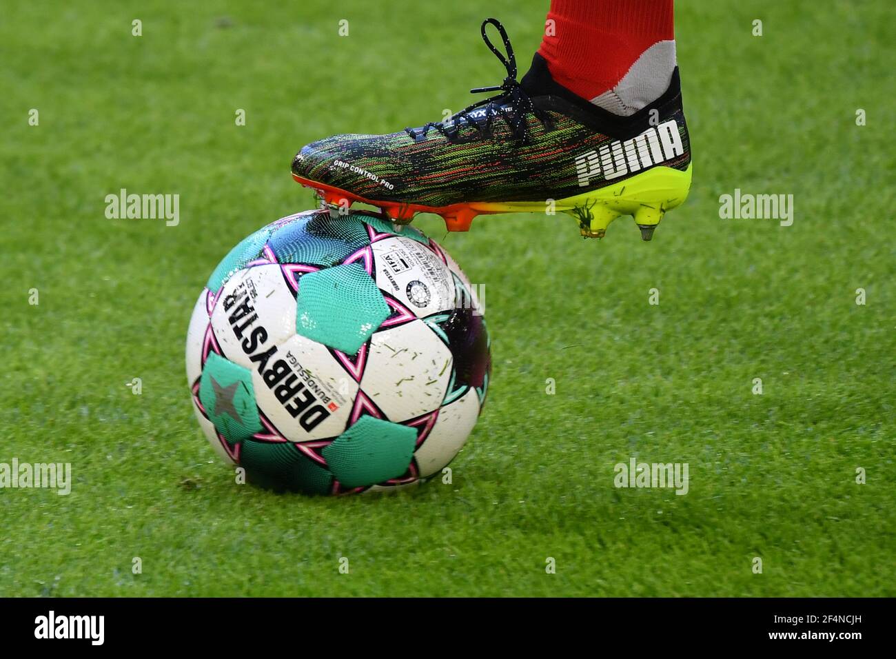 Munich, Alemania. 20th de marzo de 2021. El zapato de fútbol Puma descansa  sobre el balón Derbystar. Piernas con balón, general, característica. Fútbol  1st temporada Bundesliga 2020/2021, 26th día de partido, matchday26