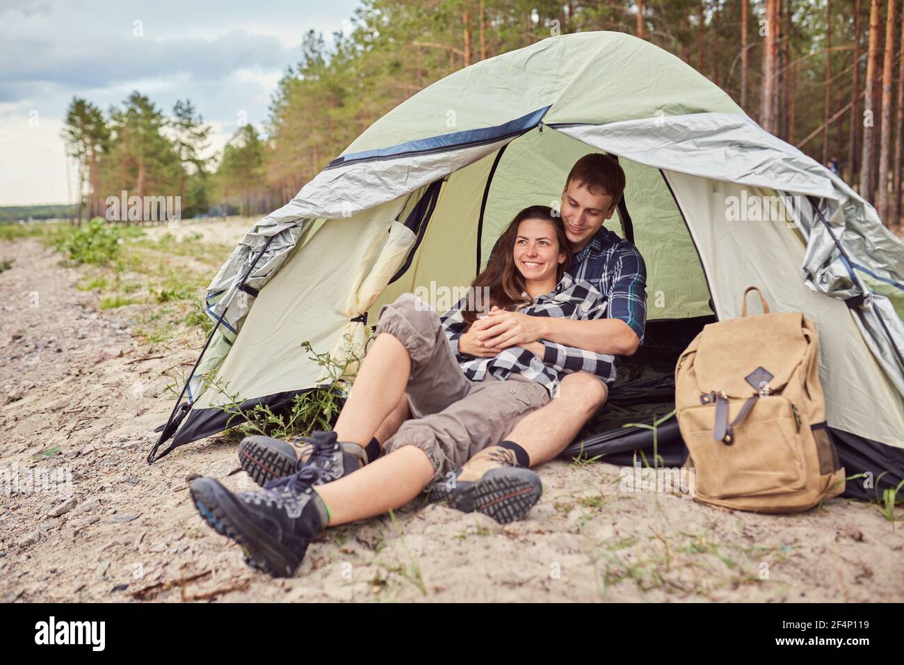 Pareja romántica acampar al aire libre y sentarse en una tienda de campaña. Feliz al hombre y a la mujer en una romántica vacaciones en camping Fotografía de stock - Alamy Pareja romántica acampar al aire libre y sentarse en una tienda de campaña. Feliz al hombre y a la mujer en una romántica vacaciones en camping Fotografía de stock - Alamy