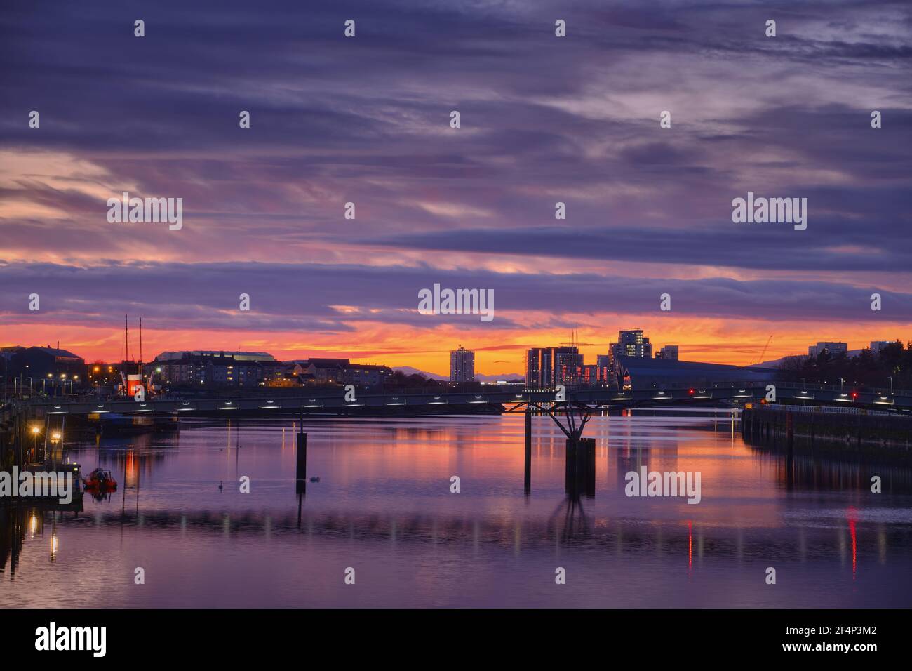 Vistas increíbles del río Clyde y del cielo de la puesta de sol, Glasgow, Escocia Foto de stock