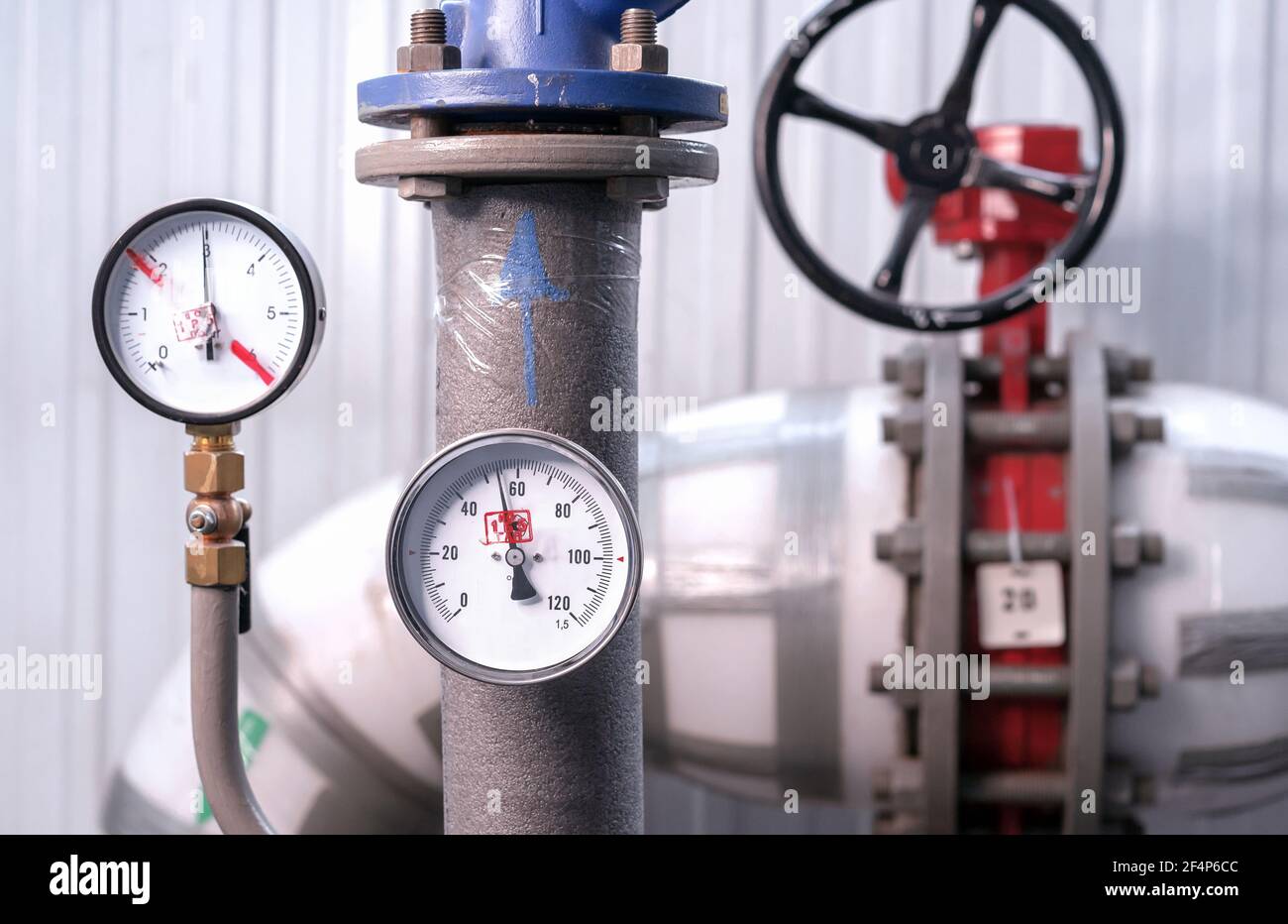 Manómetro para medir la presión del agua. Equipo de la casa de la caldera  de gas Fotografía de stock - Alamy