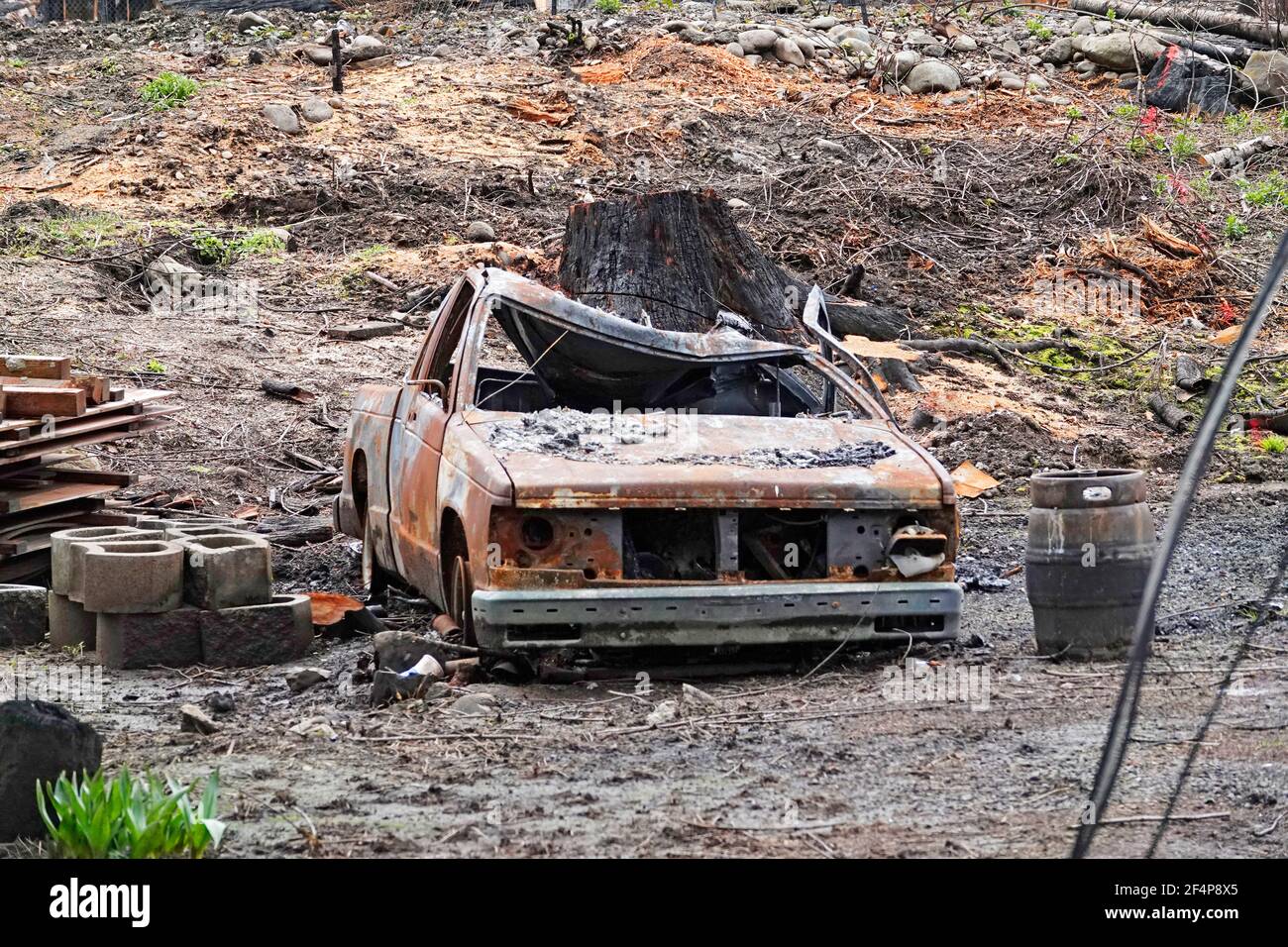 Los restos carbonizados de la pequeña aldea de Blue River, Oregón, después del incendio del bosque Holiday Farm que arrasó el valle del río McKenzie Foto de stock