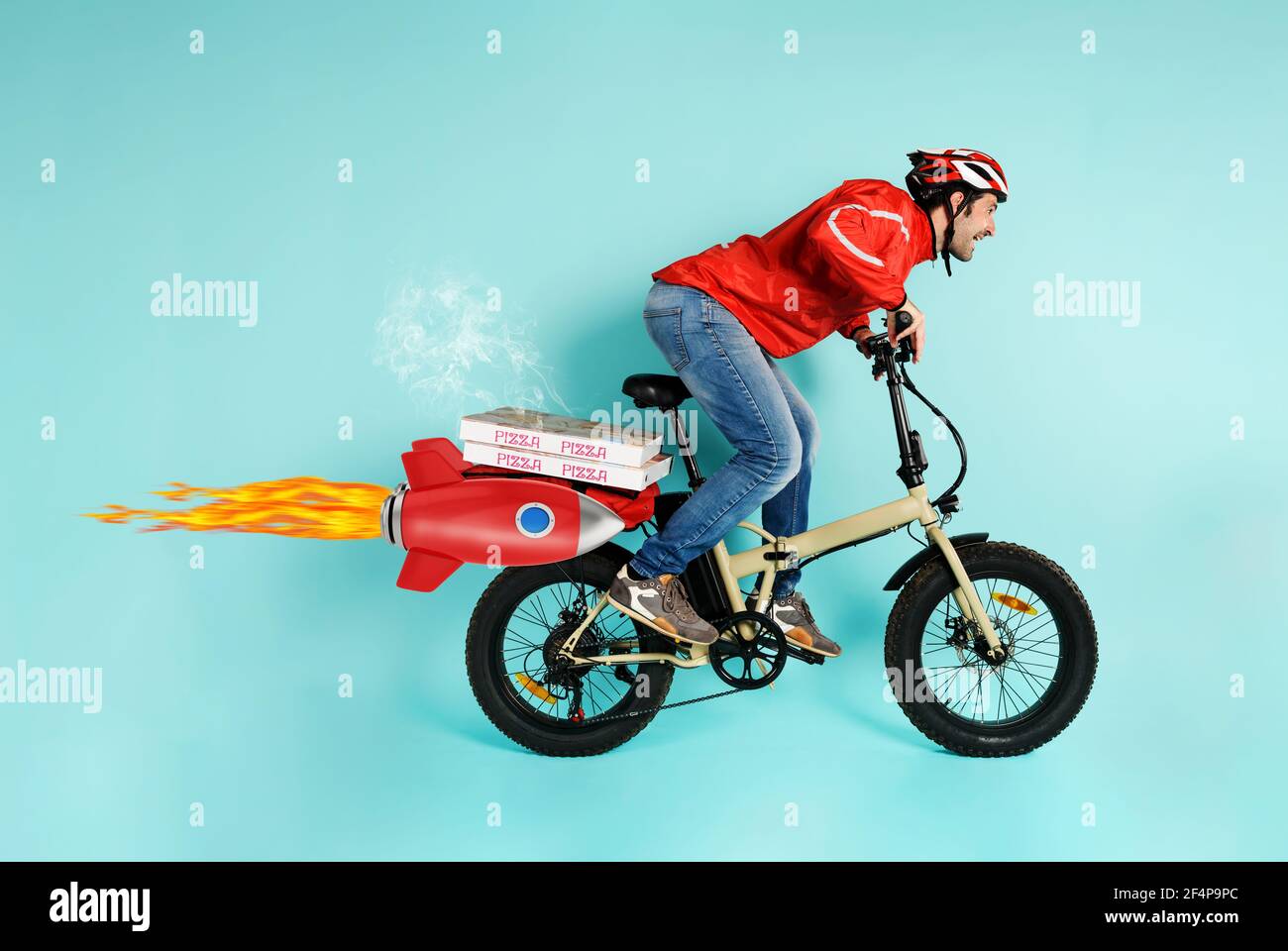 Deliveryman corre rápido como un cohete con bicicleta eléctrica a. entregar pizza Foto de stock