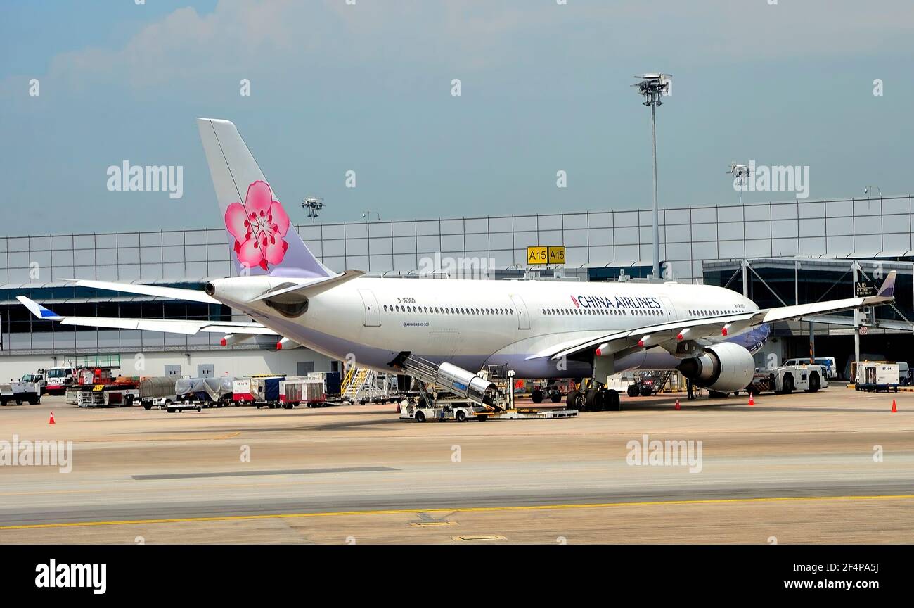 China Airlines-Taiwán, Airbus,A330-300, B-18360, en la puerta, aeropuerto de Naha, Okinawa, Islas Ryukyu, Japón Foto de stock