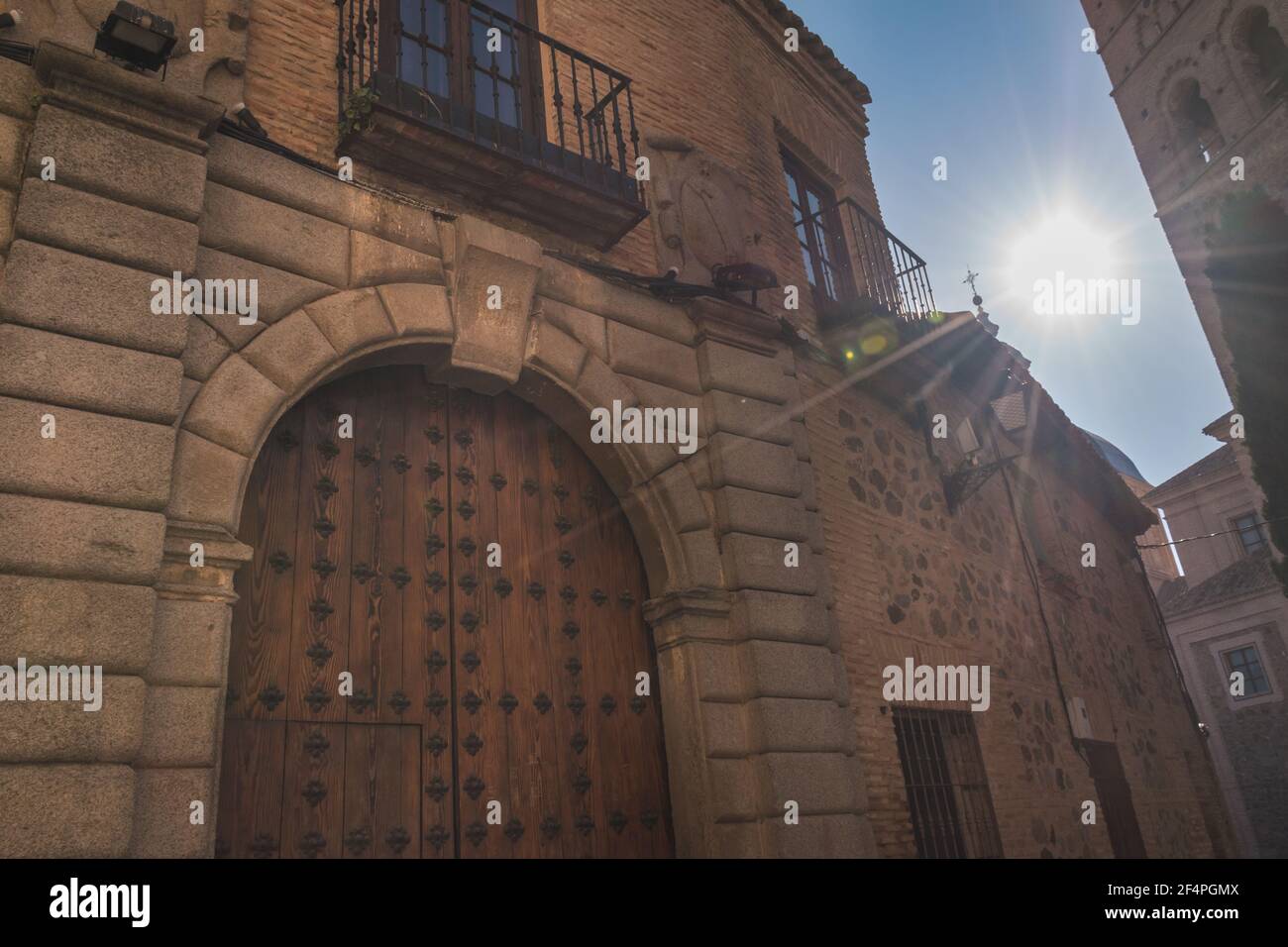 Vista de una fachada antigua en las calles de Toledo España Foto de stock