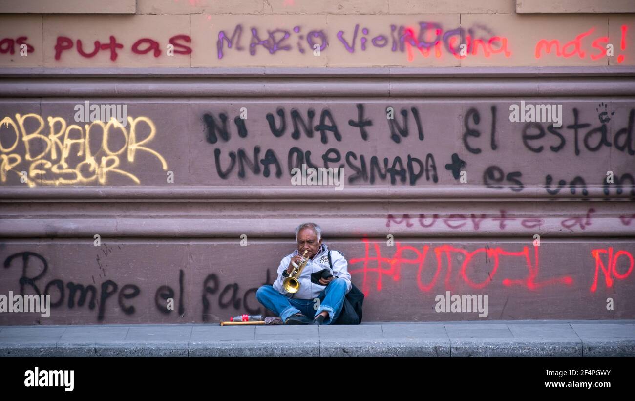 México, Ciudad de México, 13 de marzo de 2021, en la calle de 'eje central, Lázaro Cárdenas' se muestran las paredes pintadas por la marcha para el día de la Mujer, y en Foto de stock