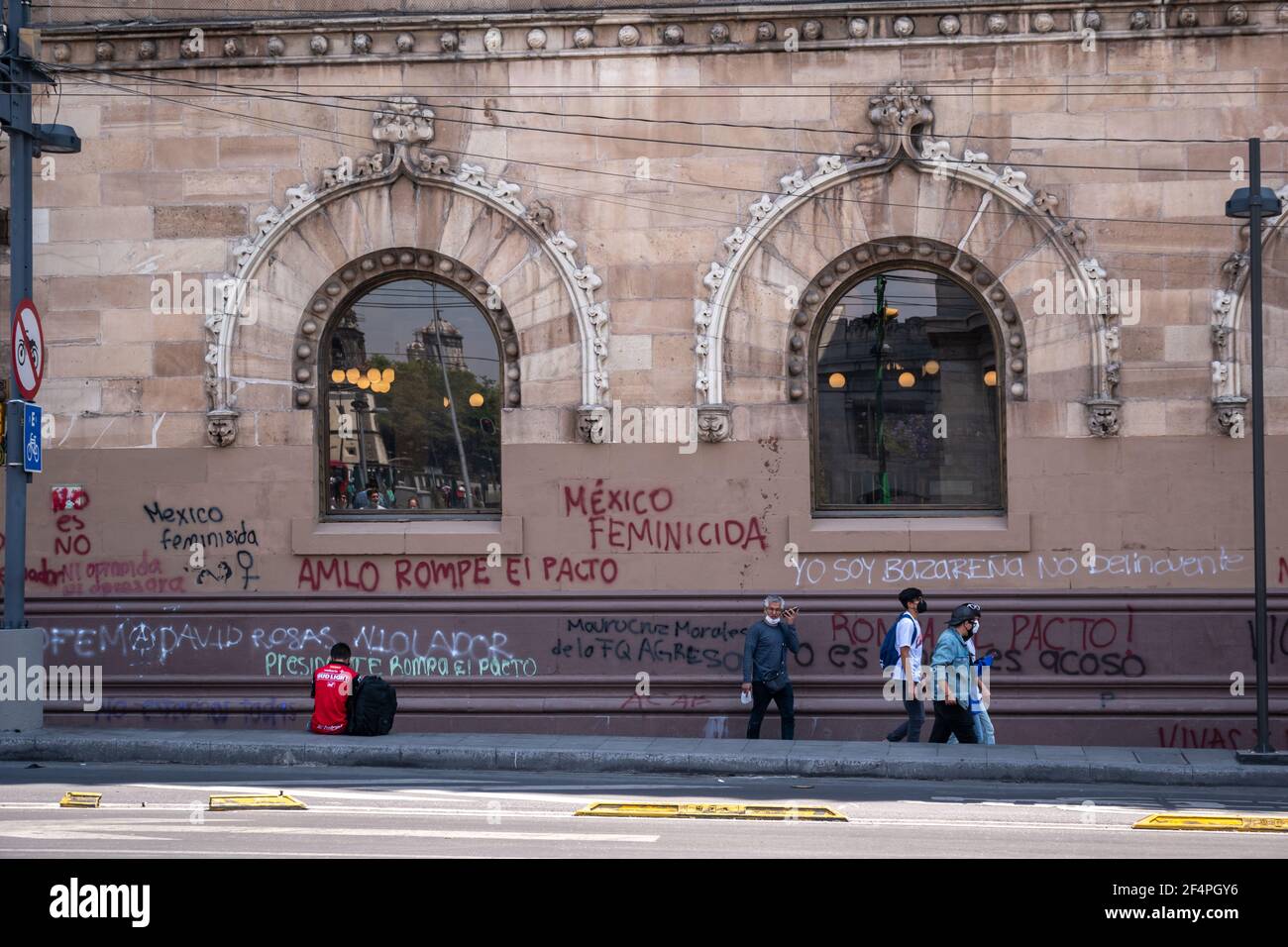 México, Ciudad de México, 13 de marzo de 2021, en la calle 'eje central, Lázaro Cárdenas' se muestran las paredes pintadas por la marcha para el día de la Mujer. Foto de stock