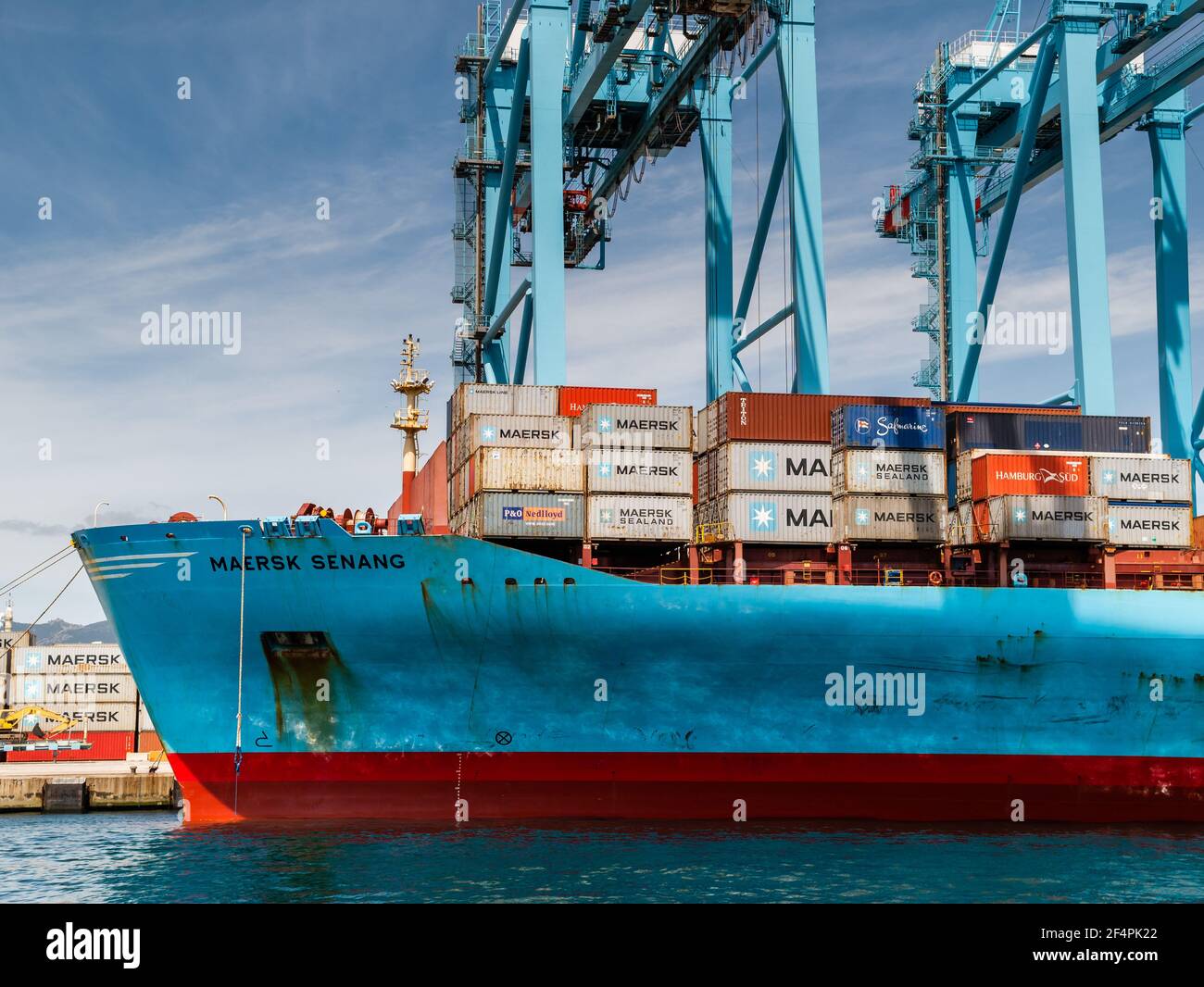 Barco contenedor de la empresa de transporte Maersk en el puerto de Algeciras, España, Foto de stock