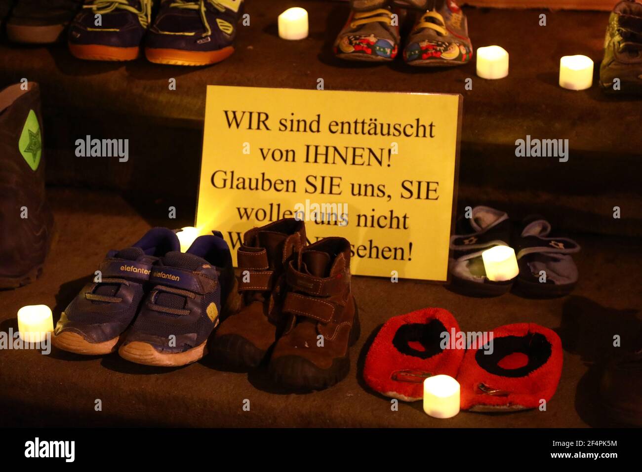 AUS protest gegen die erneuten Schulschließungen haben Eltern Kinderschuhe, dazu Plakate und Banner vor dem Rathaus Görlitz abgelegt.22.03.2021 Foto de stock