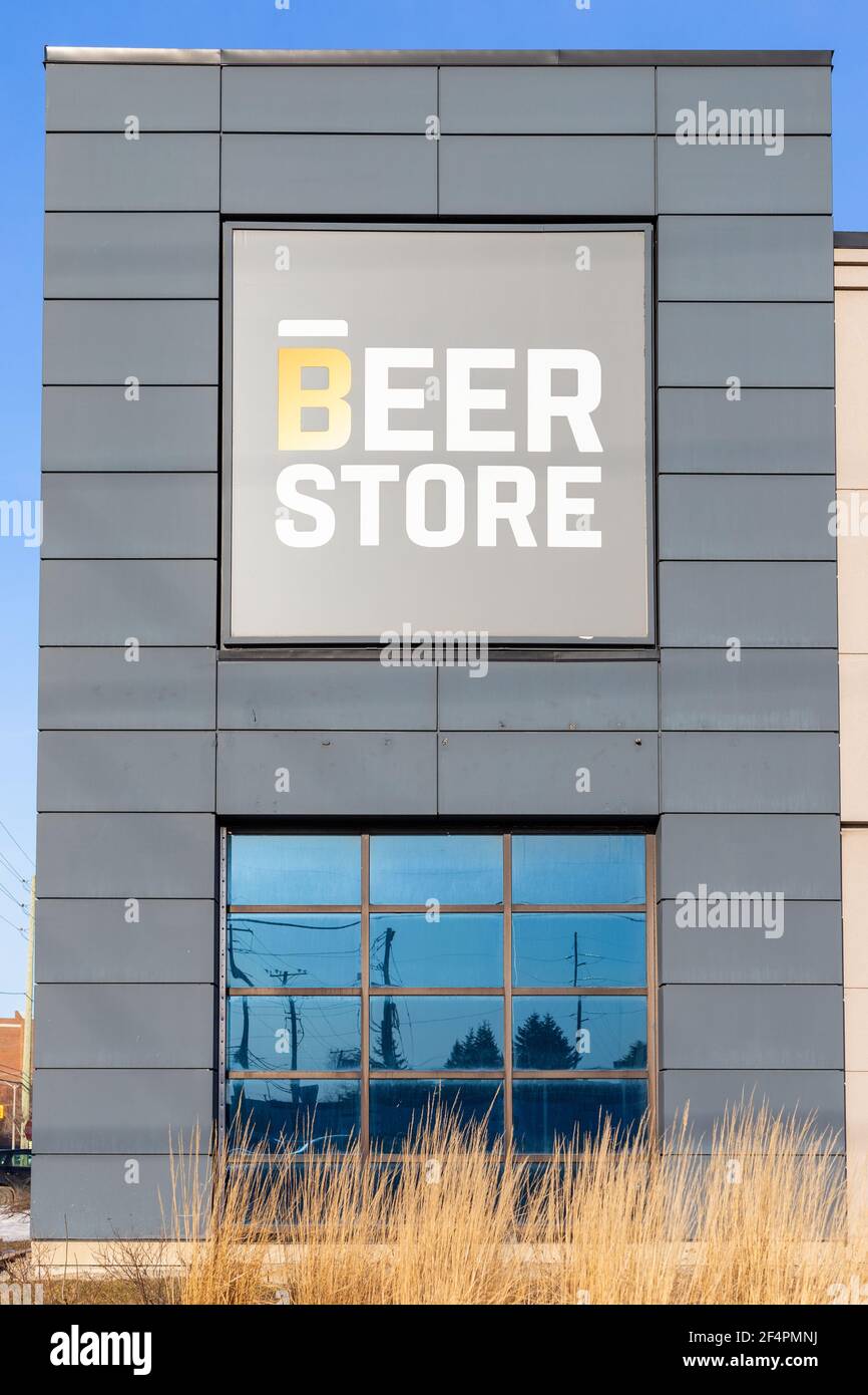 Ottawa, Canadá - 19 de marzo de 2021: Edificio de la tienda de cerveza en Ottawa, Canadá Foto de stock