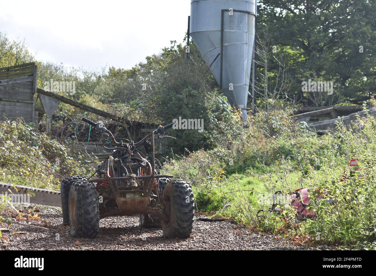 Derelict quadbike en una granja de pollos abandonados. West Sussex, Inglaterra, Reino Unido, GB. Foto de stock