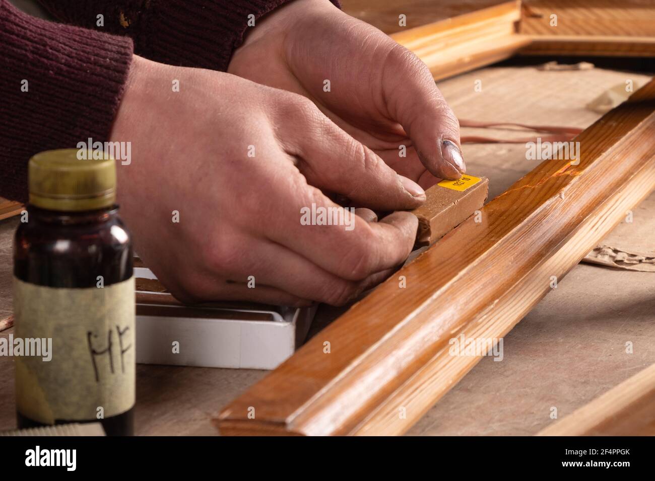 restauración de puertas, el maestro selecciona el color de la cera para  reparar arañazos y astillas en una puerta de madera antigua Fotografía de  stock - Alamy