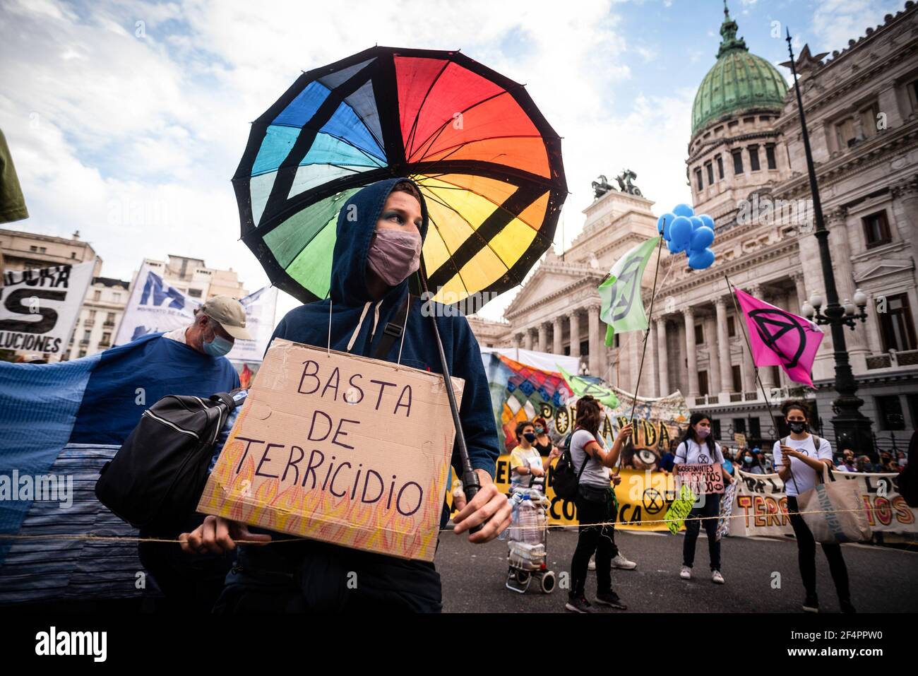 Un manifestante sostiene un cartel que dice suficiente Terricide durante el  rally. Varias organizaciones ambientales llevaron a cabo una movilización  para aumentar la conciencia sobre el cambio climático en el día mundial