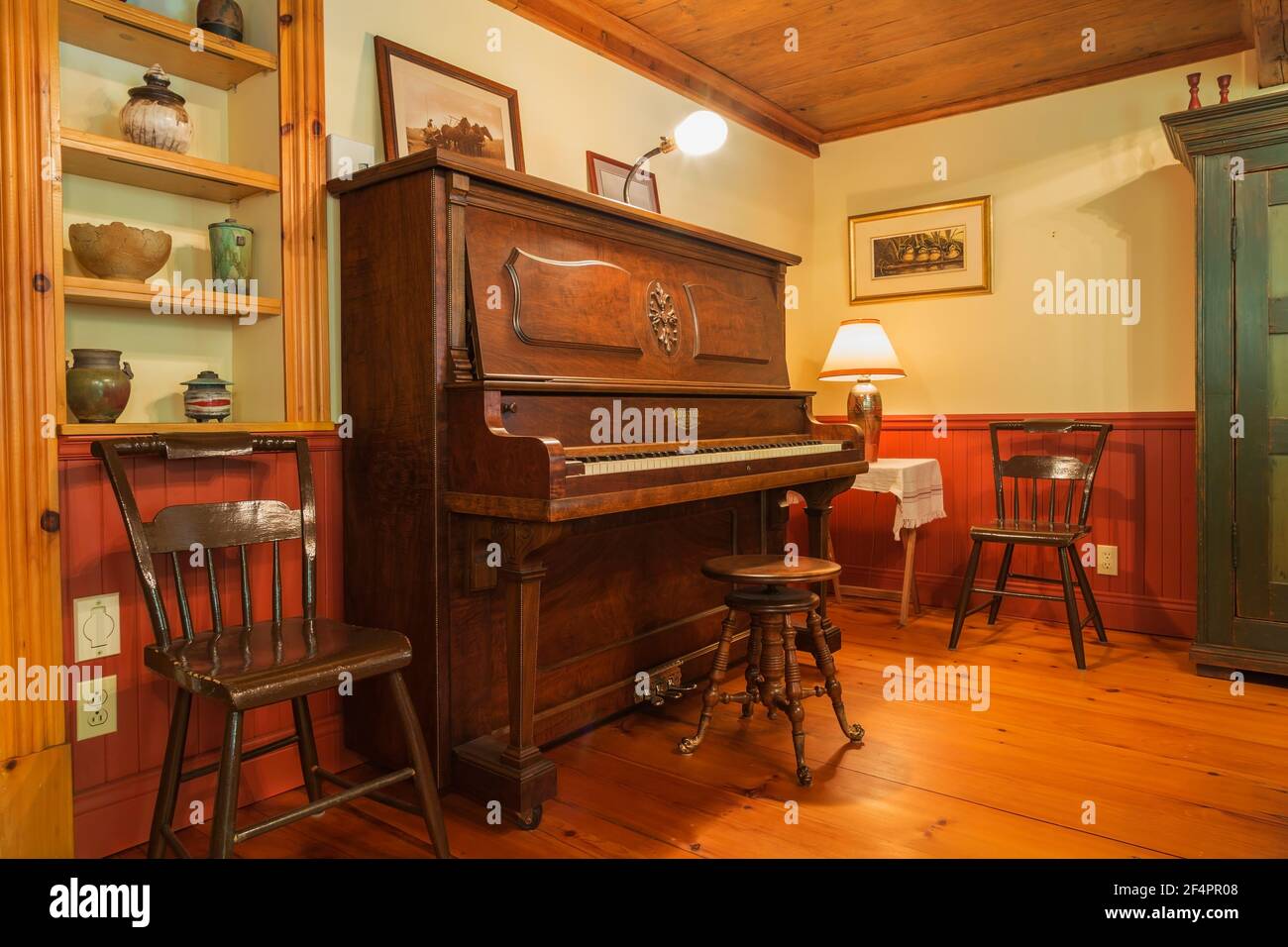 Sillas de madera antiguas fotografías e imágenes de alta resolución Alamy