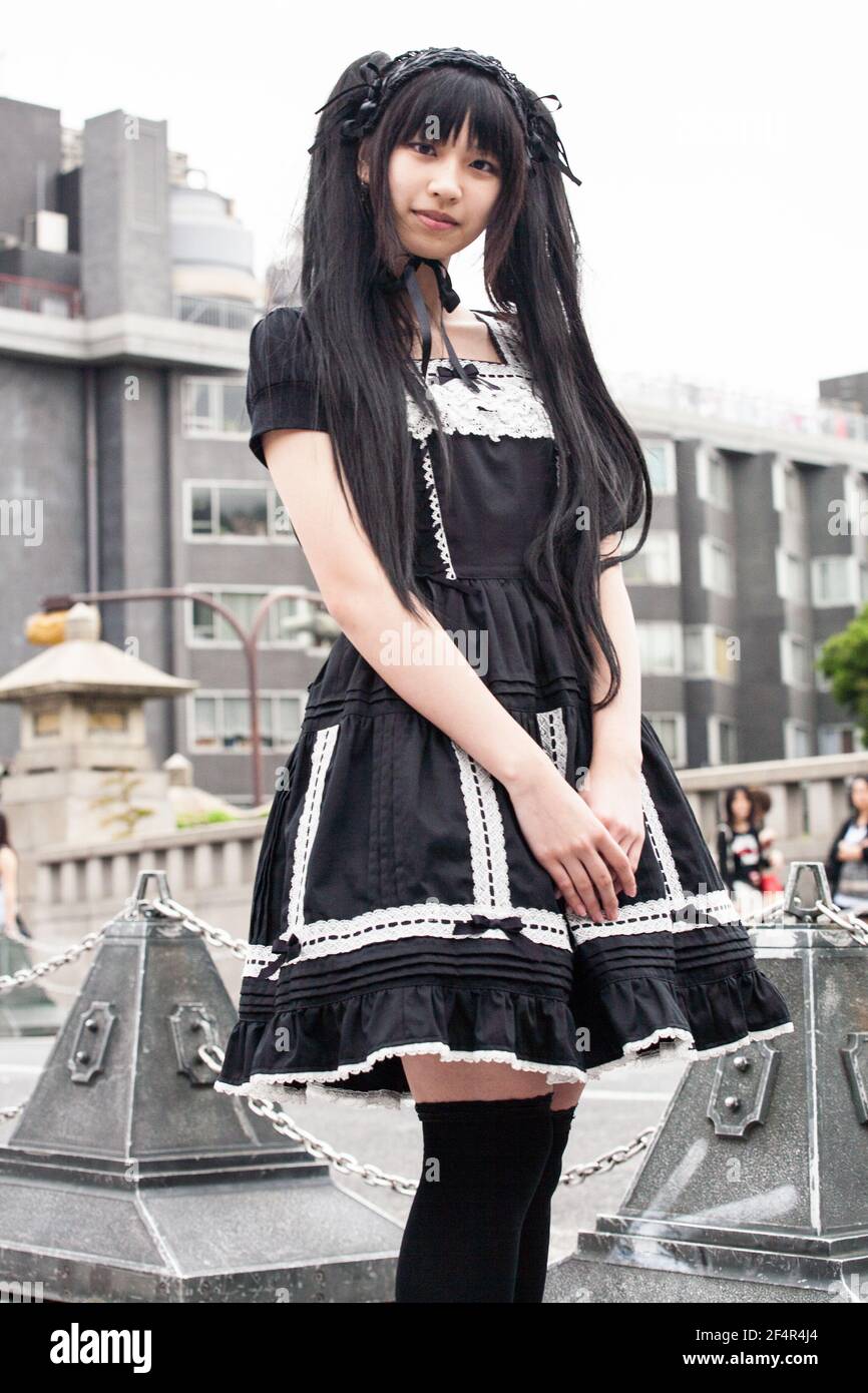 Bastante Lolita gótica japonesa posando para la fotografía, Harajuku,  Tokio, Japón Fotografía de stock - Alamy