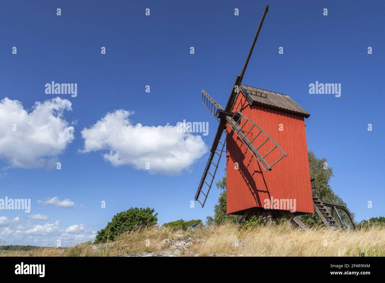 Geografía / viajes, Suecia, Estocolmo laen, isle Lidoe, molino de postes rojos en la isla Lidoe, esquiador del Norte, Derechos adicionales-liquidación-Info-no-disponible Foto de stock