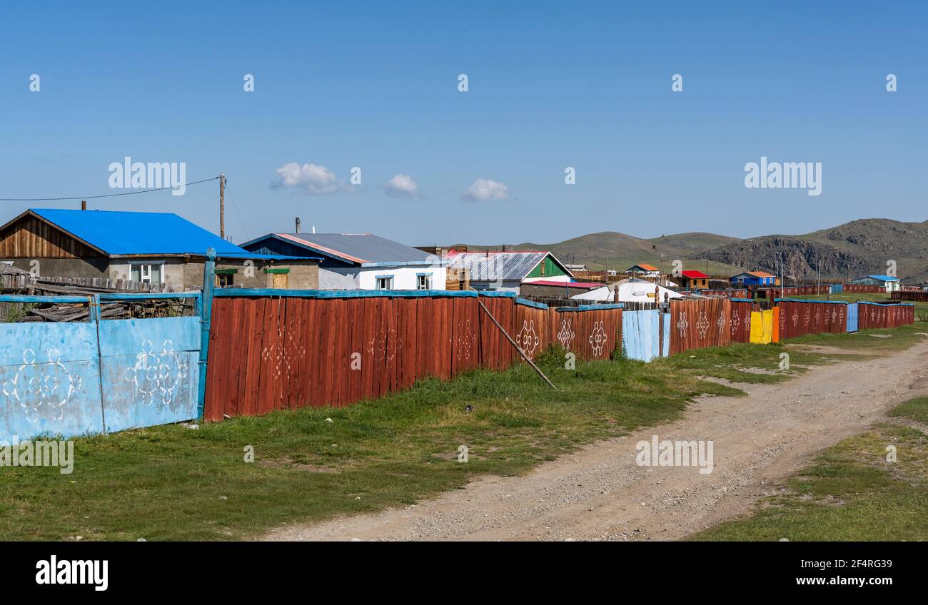 Tsagaanhairhan, Mongolia - 9 de agosto de 2019: La pequeña ciudad de Tsagaanhairhan en la estepa de Mongolia con el templo budista. Foto de stock