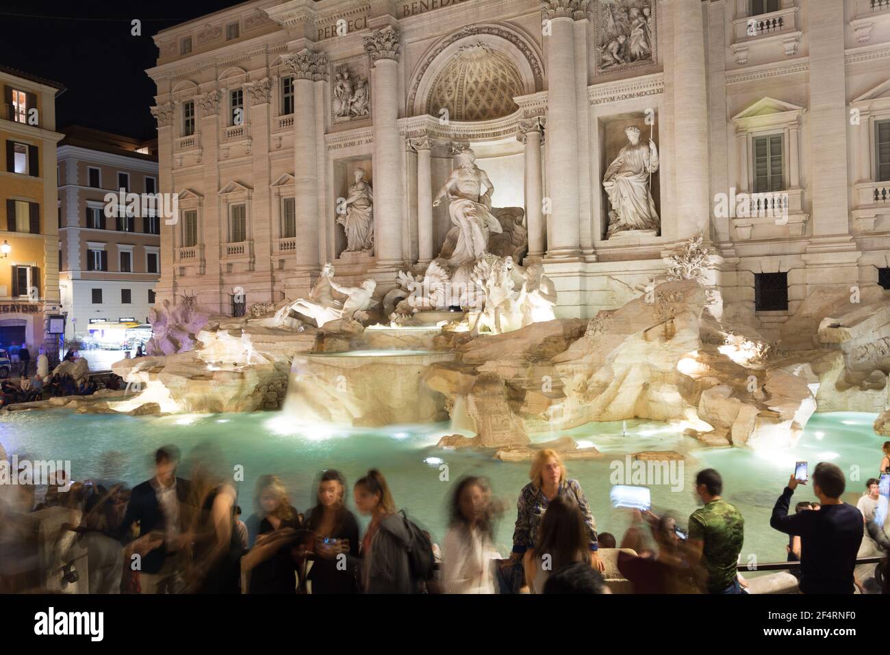 Roma, Italia - 04 de octubre de 2018: Noche de trong cerca de la Fontana de Trevi en Roma Foto de stock