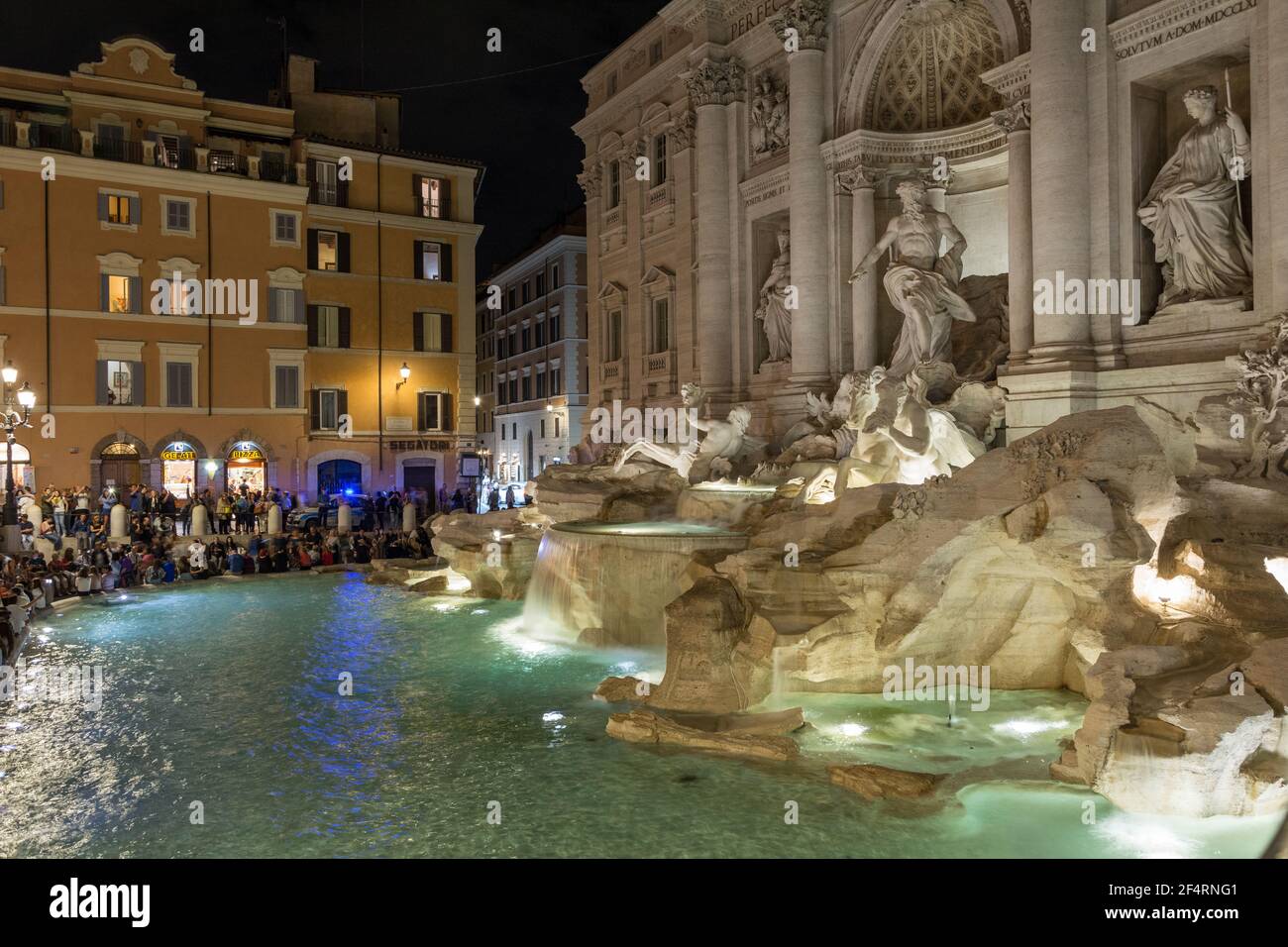 Roma, Italia - 04 de octubre de 2018: Noche de trong cerca de la Fontana de Trevi en Roma Foto de stock