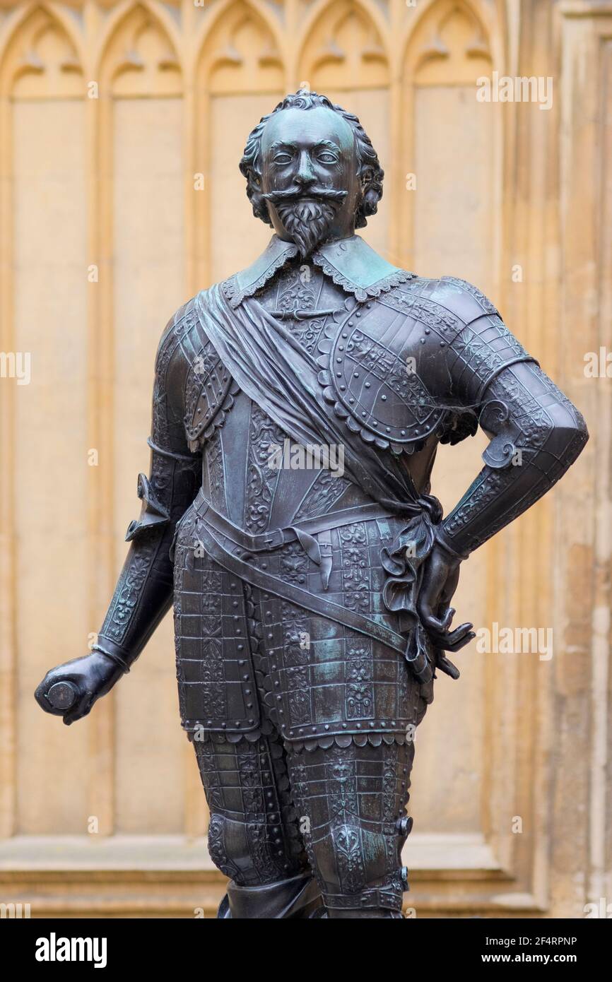 Estatua de bronce William Herbert, 3rd Conde de Pembroke (1580–1630) se encuentra frente a la entrada principal de la Biblioteca Old Bodleian Foto de stock
