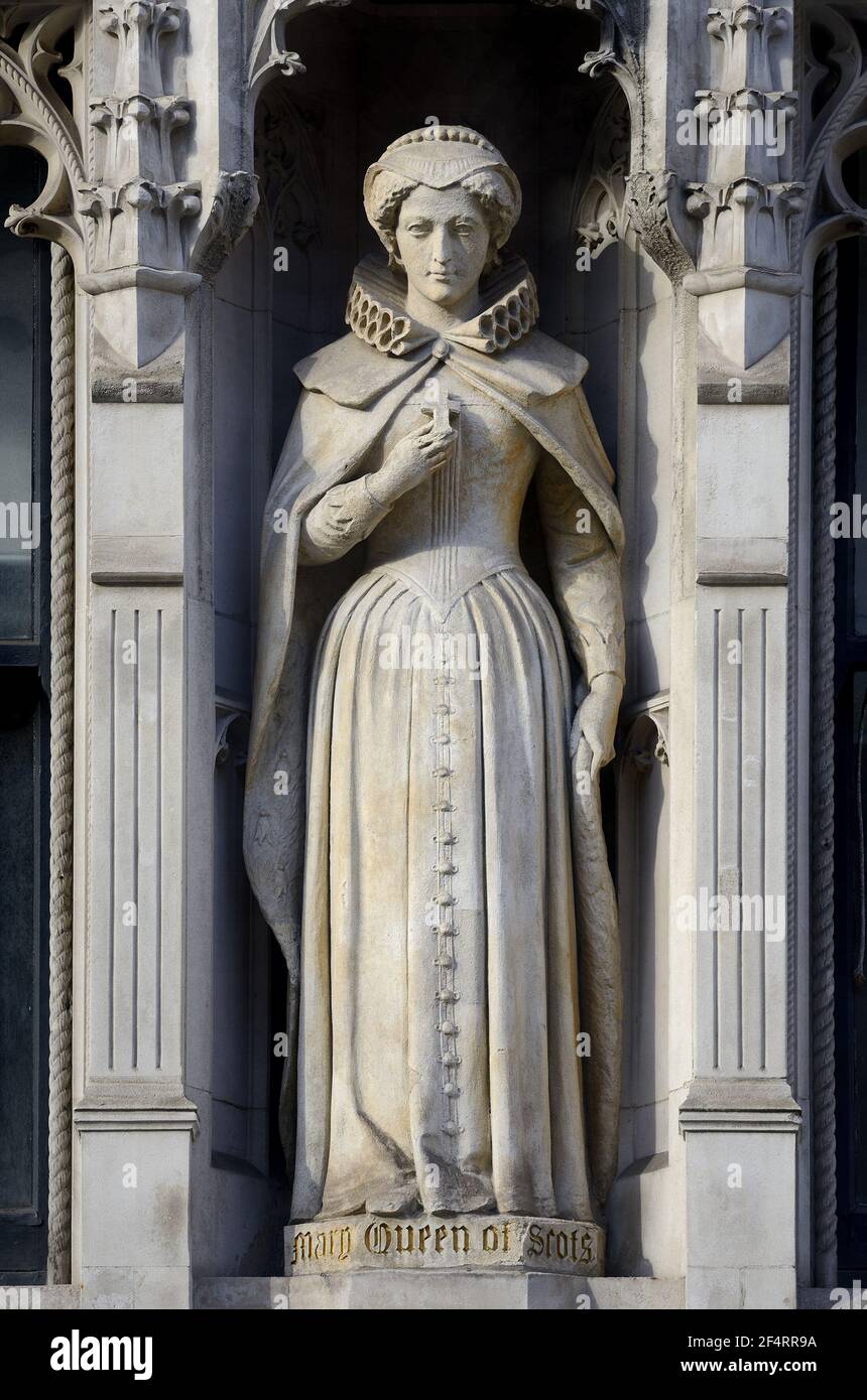 Londres, Inglaterra, Reino Unido. Estatua de la Reina María de Escocia ( por Sir John George Tollemache Sinclair: 1905) en la fachada de la Casa Reina María de Escocia, 143 FLE Foto de stock